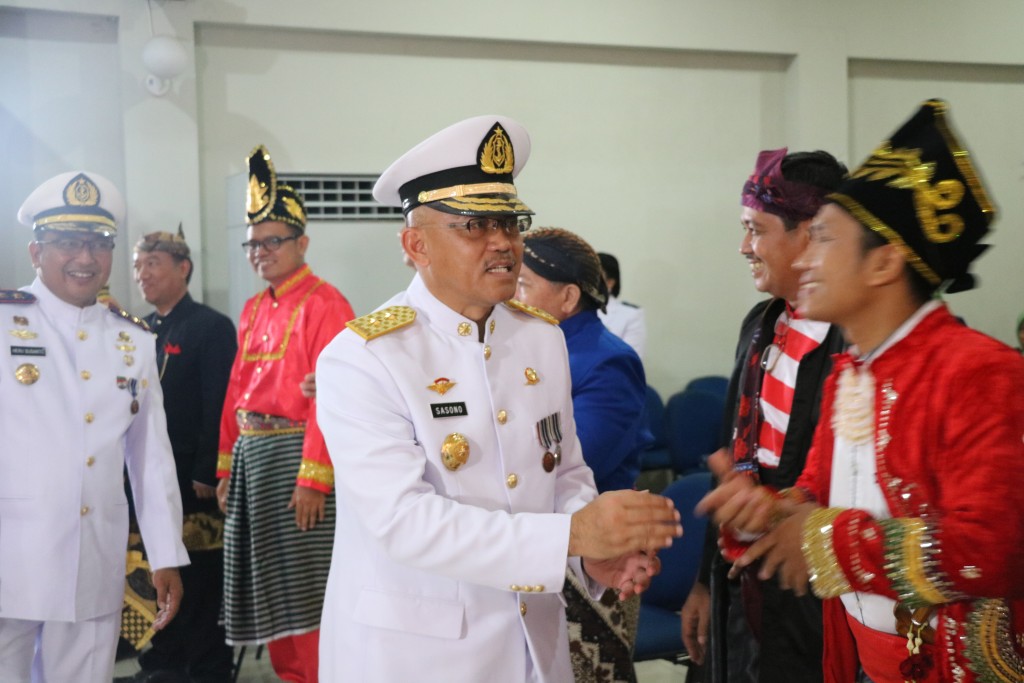 BAJU ADAT PANITIA MENARIK PERHATIAN KEPALA BPSDM PERHUBUNGAN